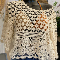 Top en crochet écru ajouré motif rosace sur le bas et damier au dessus de la poitrine. les manches sont de formes evasées sur et 3/4. il est porté sur un short en jean et un haut de maillot de bain doré qui donne  une jolie transparence . musthave et look boheme sur marignane