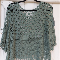 Top en crochet kaki ajouré motif rsace sur le bas et damier au dessus de la poitrine. les manches sont de formes evasées sur et 3/4. aix en provence