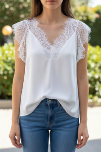 Top Lupé débardeur satiné blanc porté avec jean slim en extérieur — col V empiècement dentelle florale festonnée, épaules en dentelle, coupe droite, taille unique 36/42, Made in Italy — ineva
