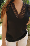 Top Lupé débardeur satiné noir porté avec jean slim en extérieur — col V empiècement dentelle florale festonnée, épaules en dentelle, coupe droite, taille unique 36/42, Made in Italy — ineva
