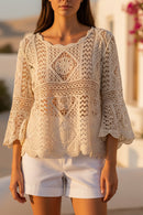 Top crochet ajouré Pia beige porté avec short blanc en terrasse — col festonné arrondi, manches 3/4 colombine évasées asymétriques, bords festonnés, 100% coton boho chic, taille unique 34/42 — ineva
