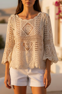 Top crochet ajouré Pia beige porté avec short blanc en terrasse — col festonné arrondi, manches 3/4 colombine évasées asymétriques, bords festonnés, 100% coton boho chic, taille unique 34/42 — ineva
