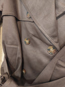 Détail du trench court suédine Sophia choco
