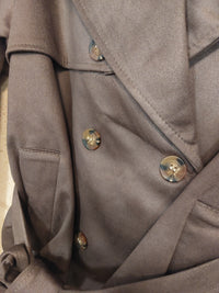 Détail du trench court suédine Sophia choco
