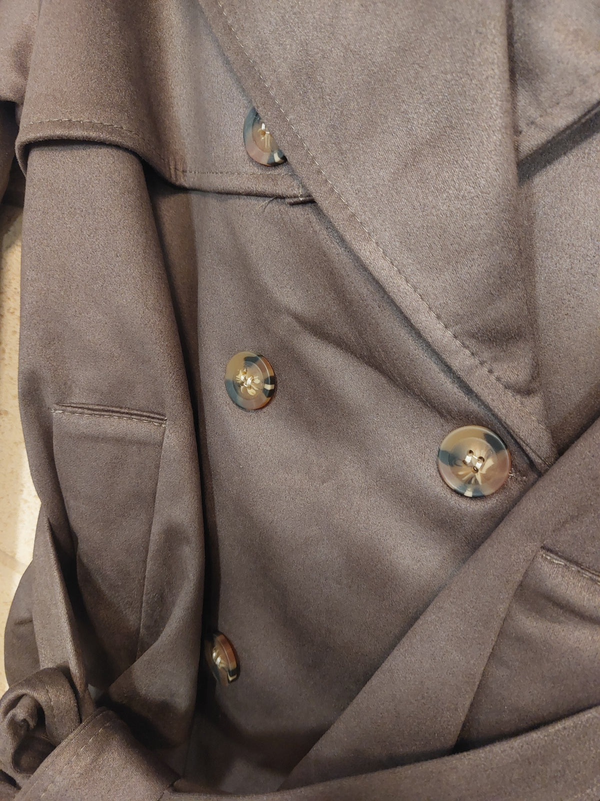Détail du trench court suédine Sophia choco
