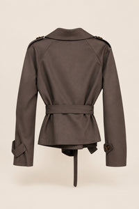 Trench court suédine Sophia choco porté de dos
