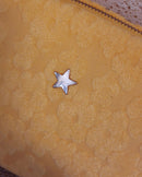 Détail étoile dorée de la Trousse Star éponge colorée jaune — étoile dorée en façade, zip doré, matière éponge douce — ineva
