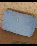 Trousse Star éponge colorée bleu ciel vue de face — petite étoile dorée en façade, fermeture zip dorée, forme rectangulaire structurée — ineva
