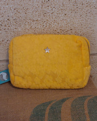 Trousse Star éponge colorée jaune vue de face — petite étoile dorée en façade, fermeture zip dorée, forme rectangulaire structurée — ineva
