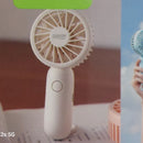 Ventilateur à main Aura blanc - posé sur son anneau boucle repliable - compact 13cm - ineva

