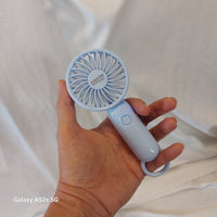 Ventilateur à main Aura bleu dans une main pour voir dimensions- ineva