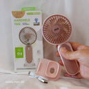 Ventilateur à main Zeph beige - boîte ouverte avec support smartphone et câble de charge USB-C inclus - tenu en main - ineva
