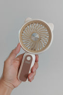 Ventilateur portable Ventilochat Beige tenu en main — oreilles de chat, rechargeable USB-C, 3 vitesses
