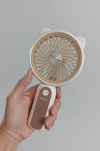 Ventilateur portable Ventilochat Beige tenu en main — oreilles de chat, rechargeable USB-C, 3 vitesses
