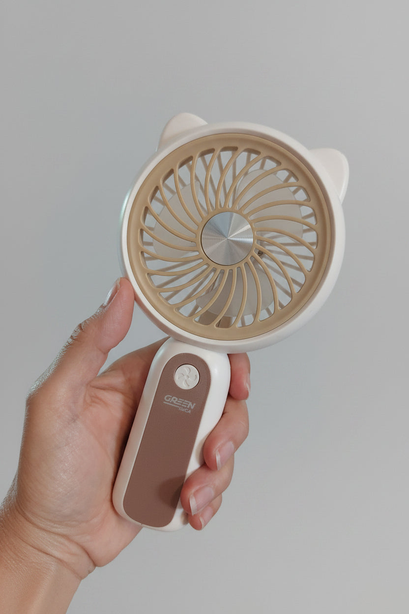 Ventilateur portable Ventilochat Beige tenu en main — oreilles de chat, rechargeable USB-C, 3 vitesses
