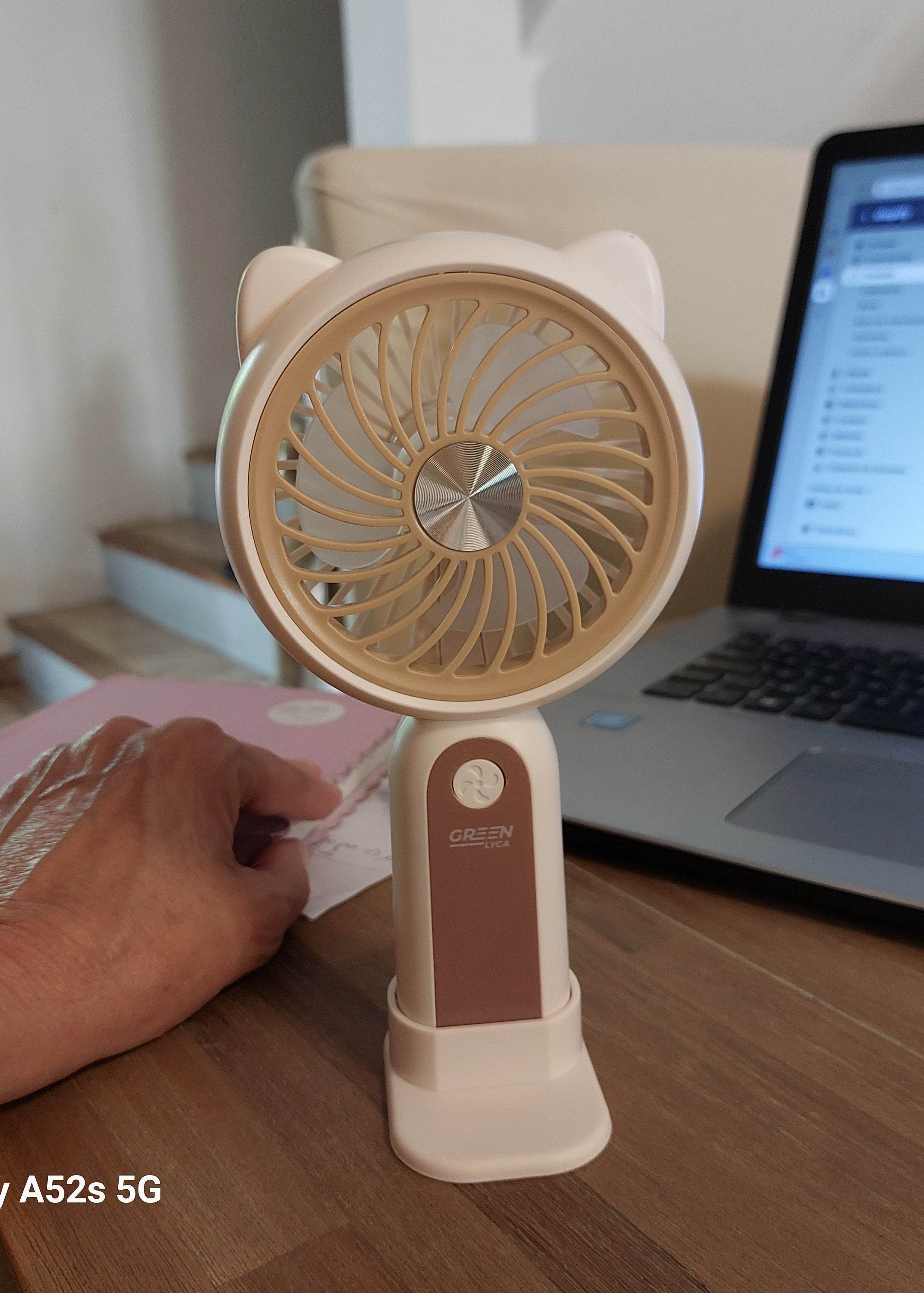 Ventilateur Ventilochat Beige posé sur son support bureau à côté d'un ordinateur portable — utilisation working
