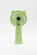 Ventilateur portable Ventilochat coloris Vert amande posé sur son support — oreilles de chat, rechargeable USB-C
