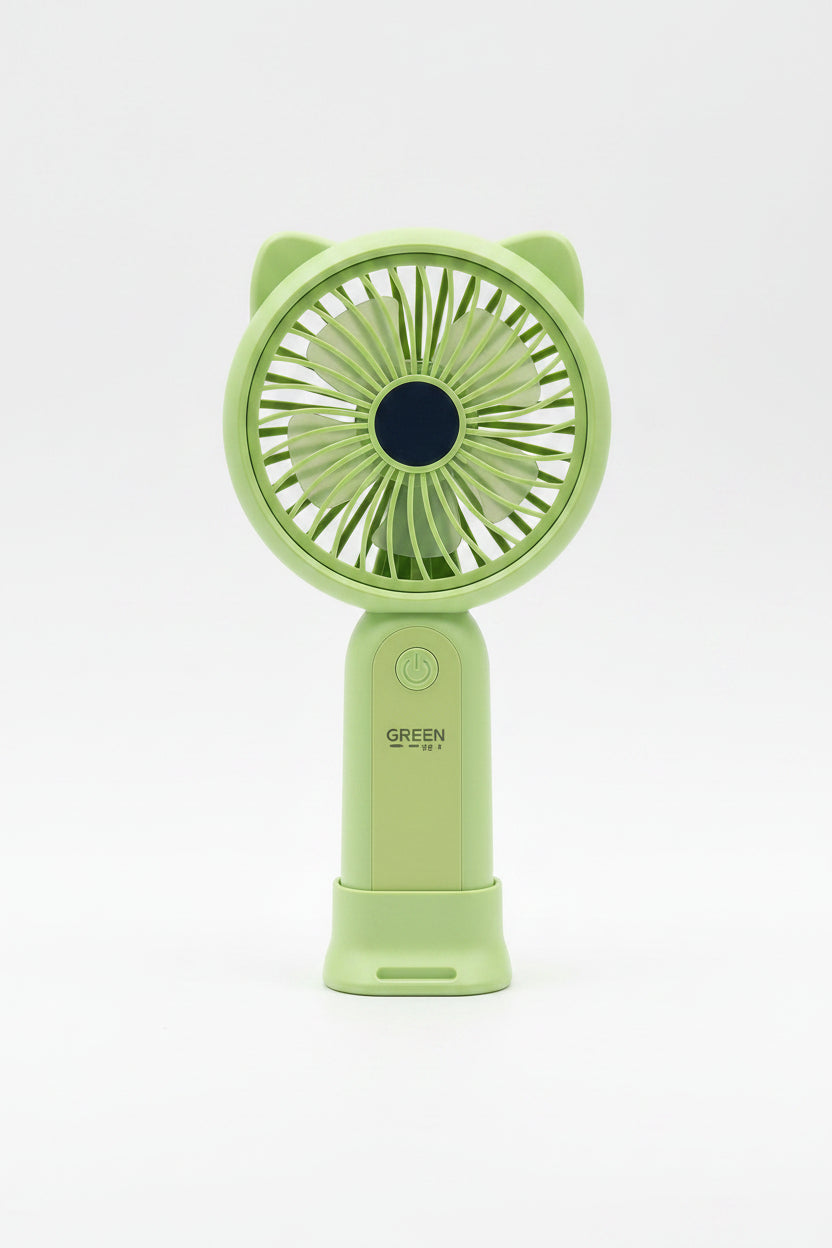 Ventilateur portable Ventilochat coloris Vert amande posé sur son support — oreilles de chat, rechargeable USB-C
