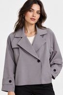 Veste courte imperméable Nils taupe portée, col montant et 2 poches
