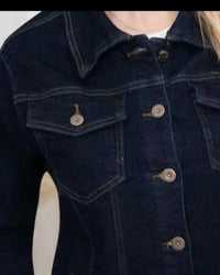 Gros plan boutons cuivres gravés Blouson Erina – détail poches poitrine boutonnantes, denim brut indigo foncé texture tissage serré
