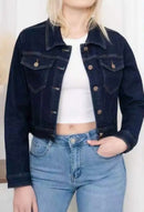 Blouson jean brut Erina indigo foncé face – coupe courte ajustée, boutons cuivres gravés, poches poitrine, porté sur crop top blanc
