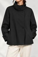 Veste coupe-vent imperméable Nils noire portée, coupe trapèze
