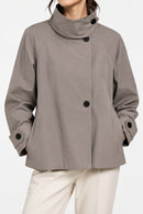 Veste coupe-vent imperméable Nils taupe portée, coupe trapèze
