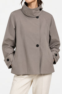 Veste coupe-vent imperméable Nils taupe portée, coupe trapèze
