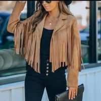 Veste courte suédine CROKETT camel portée de face, style bohème chic