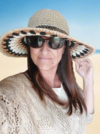 Chapeau de paille souple réglable au niveau de la tête et pliable pour mettre dans le sac de plage ou la valise.
