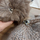 Détail pompon amovible bonnet Cervin avec fixation pression - pratique et modulable
