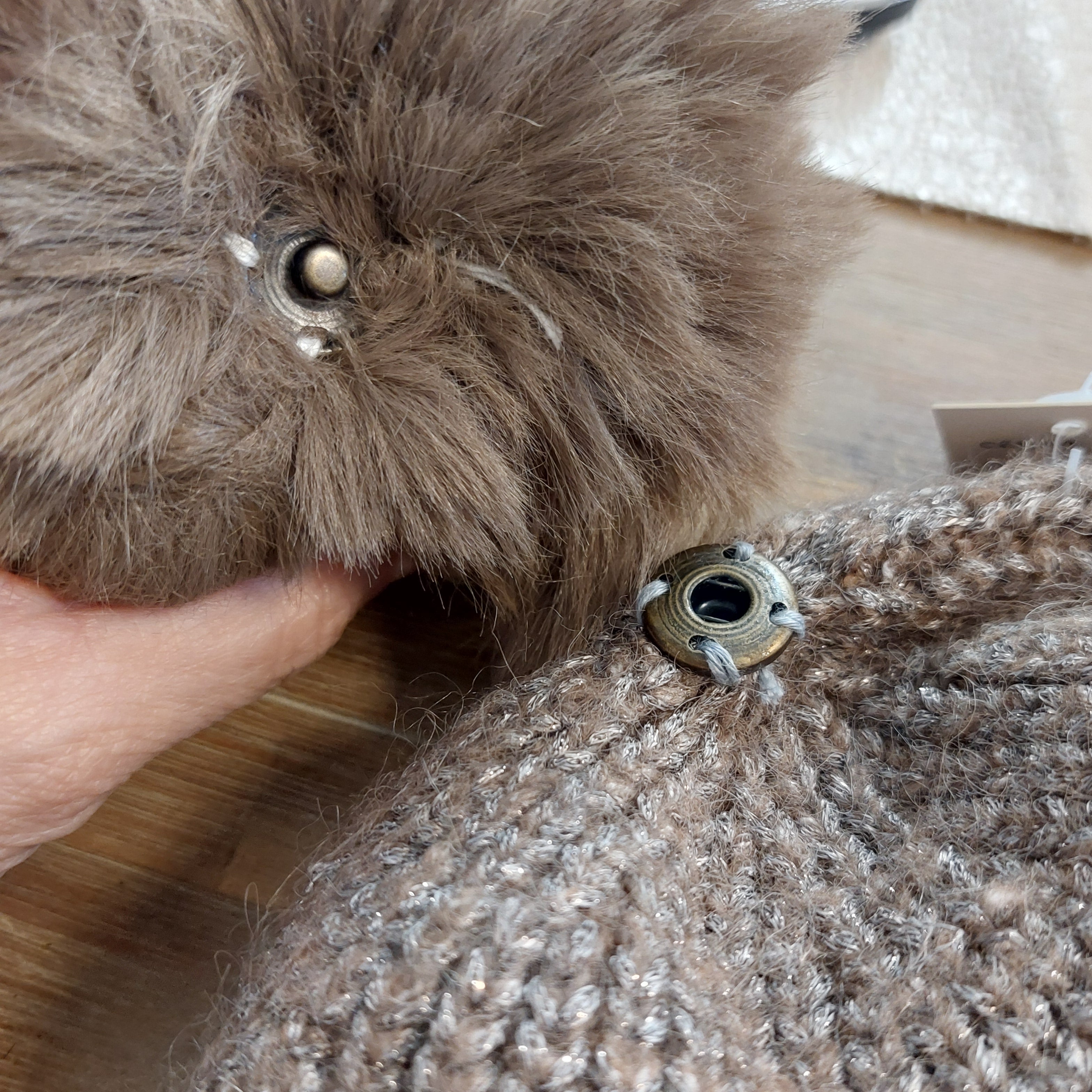 Détail pompon amovible bonnet Cervin avec fixation pression - pratique et modulable
