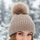 Femme portant le bonnet Cervin lurex doré avec pompon - doublé polaire chaleureux et style glamour
