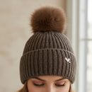 Femme portant le bonnet Zermatt chocolat avec sequins et pompon - doublé polaire confortable et style glamour
