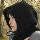 Femme portant la cagoule Praloup noire de profil - protection intégrale et serrage menton ajustable
