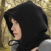 Femme portant la cagoule Praloup noire de profil - protection intégrale et serrage menton ajustable
