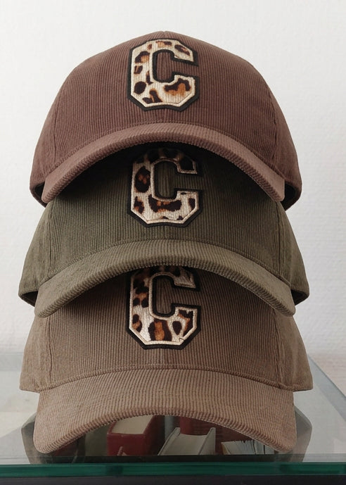 Casquettes San Diego en velours côtelé choco, kaki et taupe, superposées avec lettre C à motif léopard
