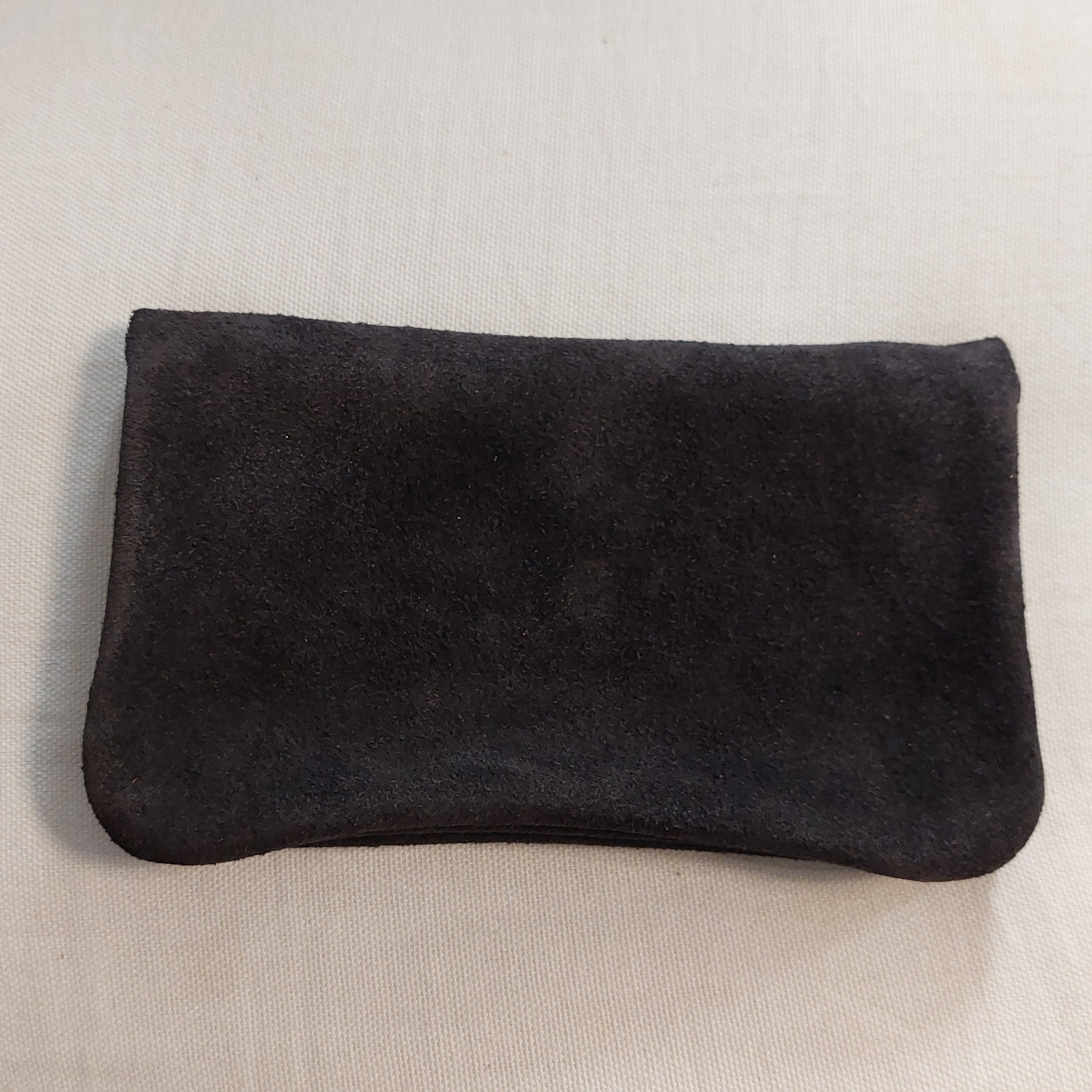 Vue de dos du portefeuille Tomar.n en cuir nubuck montrant les finitions