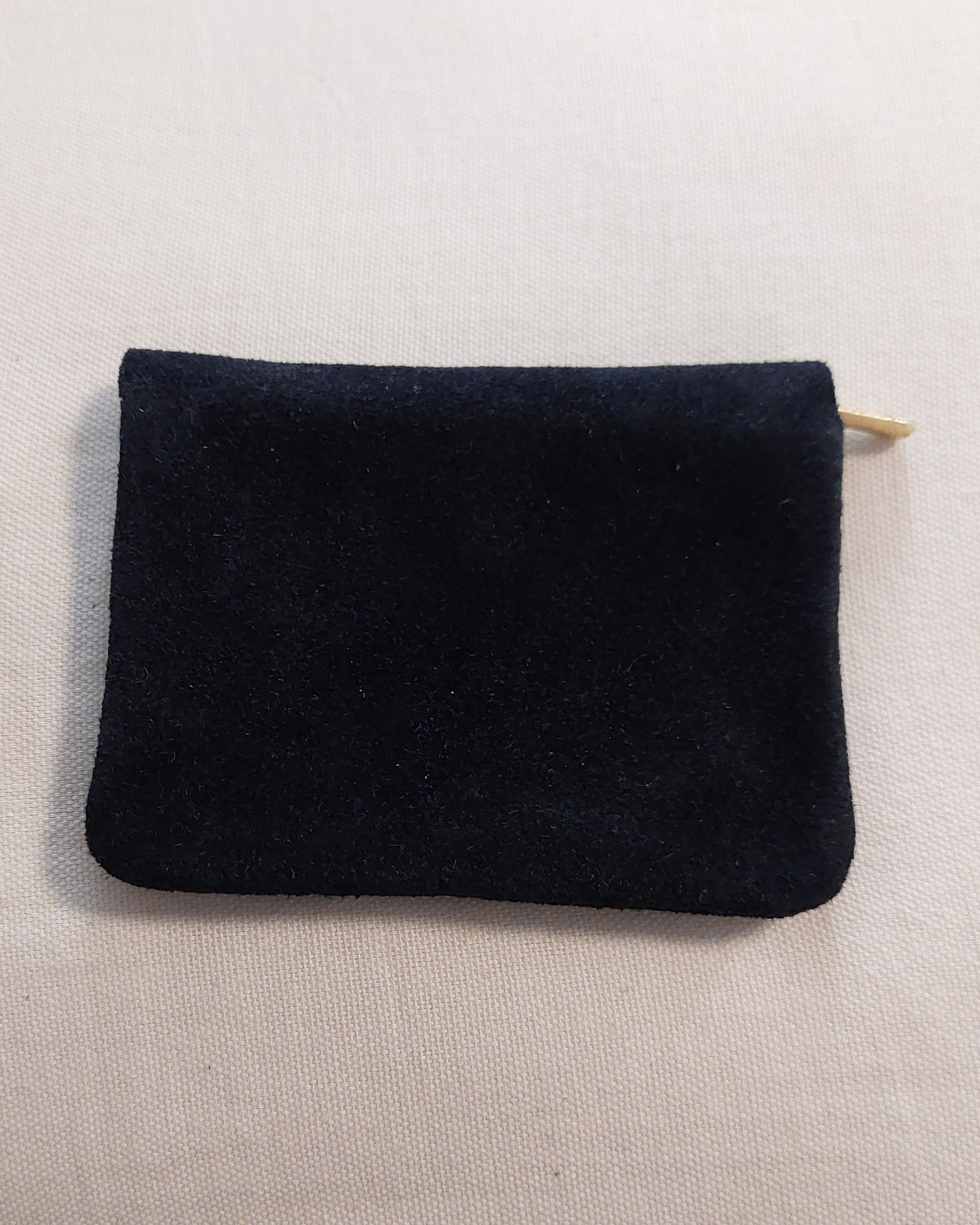 Vue de dos du portefeuille Vendas.n en cuir nubuck montrant les finitions