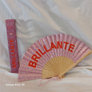 Eventail paillettes bois Evail rose bonbon ouvert message Brillante écrit en rouge avec dragonne et boite d'emballage - ineva
