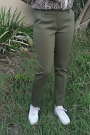 Pantalon city slim Cristiano kaki porté face – coupe mi-haute stretch, revers bas, coloris vert kaki, associé à une blouse python et sneakers blanches
