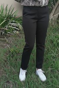 Pantalon city slim Cristiano noir porté face – coupe mi-haute stretch, revers bas, associé à une blouse python et sneakers blanches
