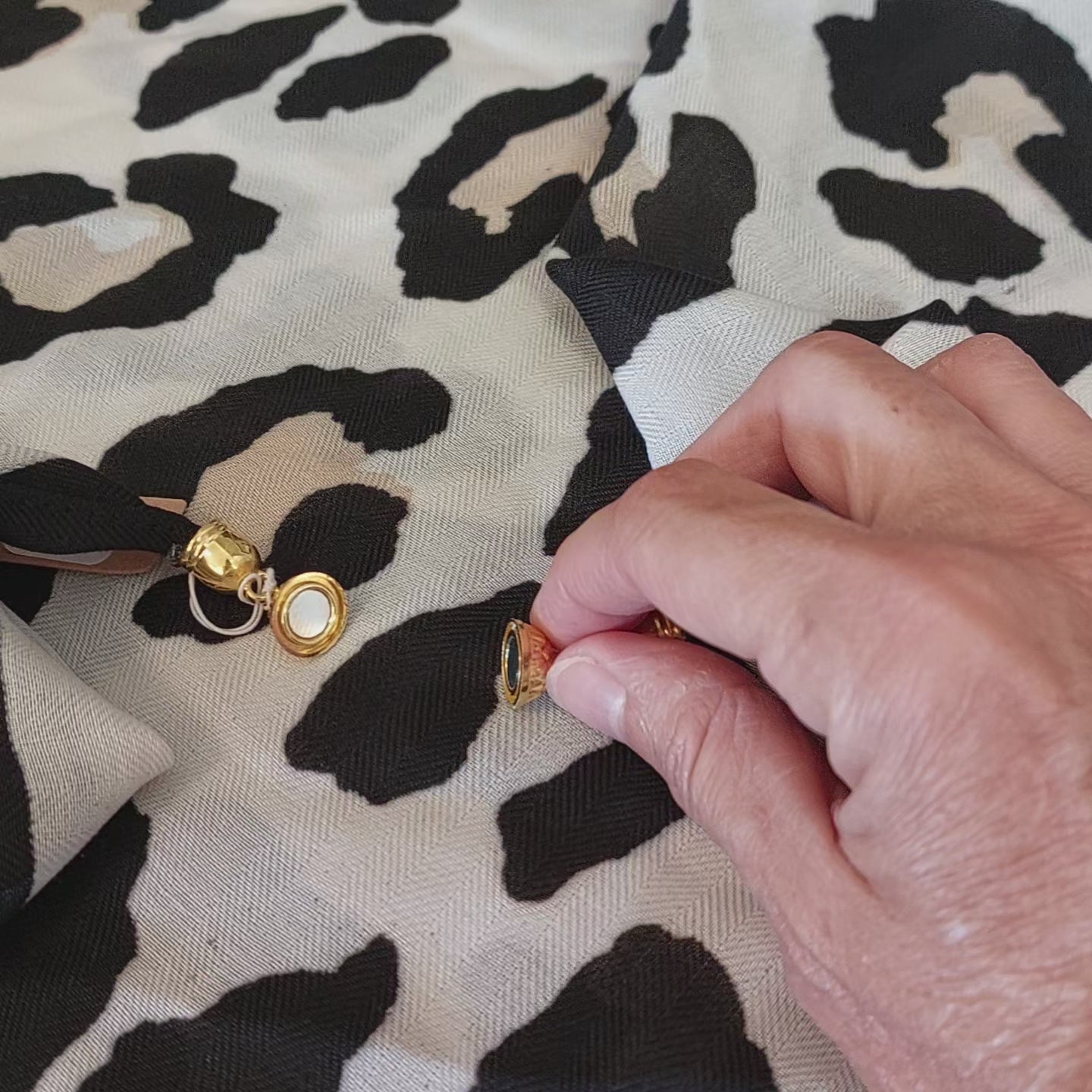 Foulard Magnétic – démonstration des pampilles dorées aimantées, fermeture en un clic pour nouer facilement le foulard