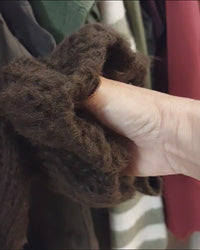 Vidéo détail du poignet élastiqué et du nœud en maille du gilet Reno

