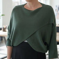 Femme portant le pull Daryl kaki col bateau avec manches chauve-souris - style confortable et élégant
