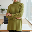 Femme portant le pull Karl vert pistache col cheminée lurex doré - style élégant et confortable
