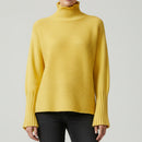 Femme portant le pull Marco court col cheminée - confort et sophistication moderne col jaune
