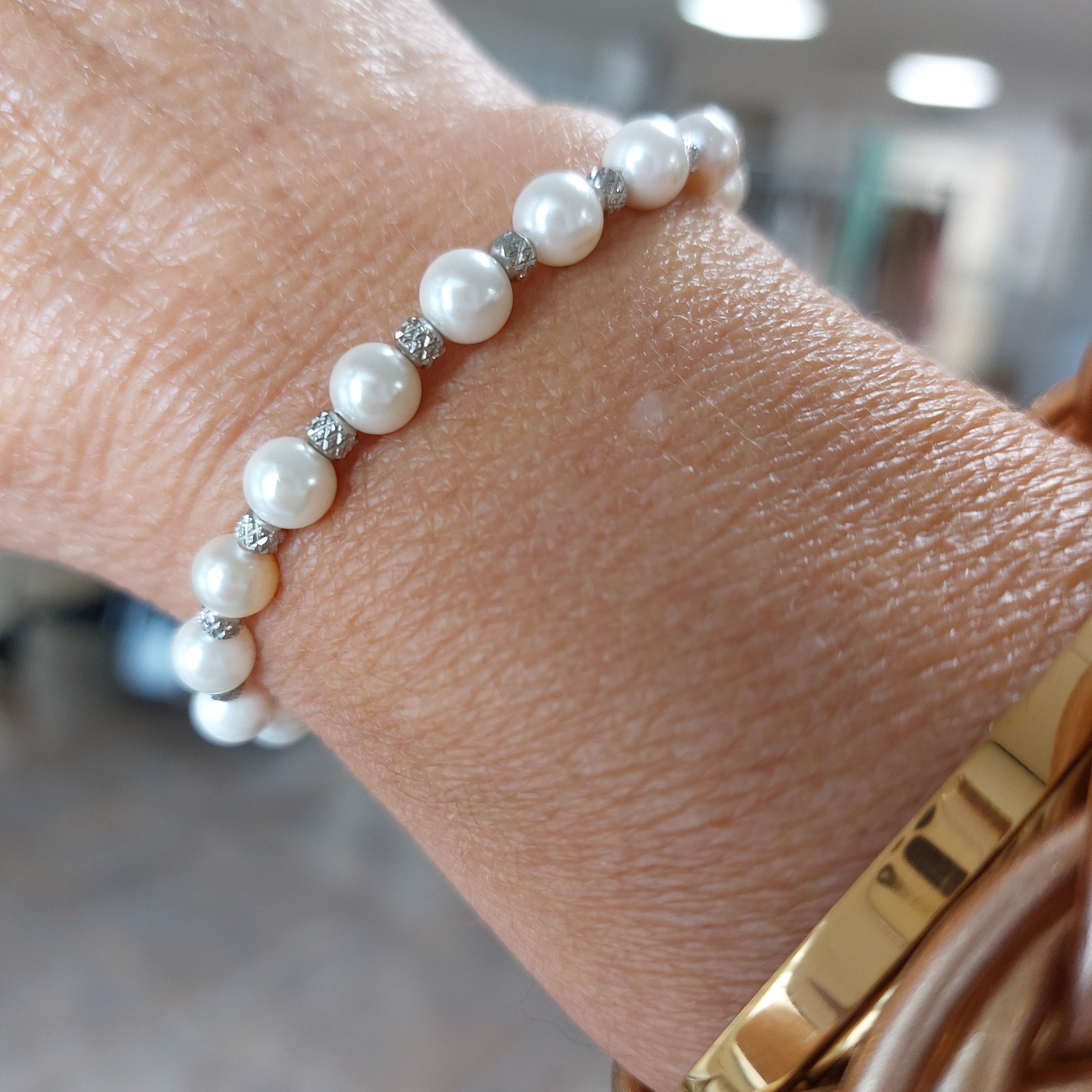 Bracelet Modo – Perles Nacrées Blanches & Boules Acier Élastique