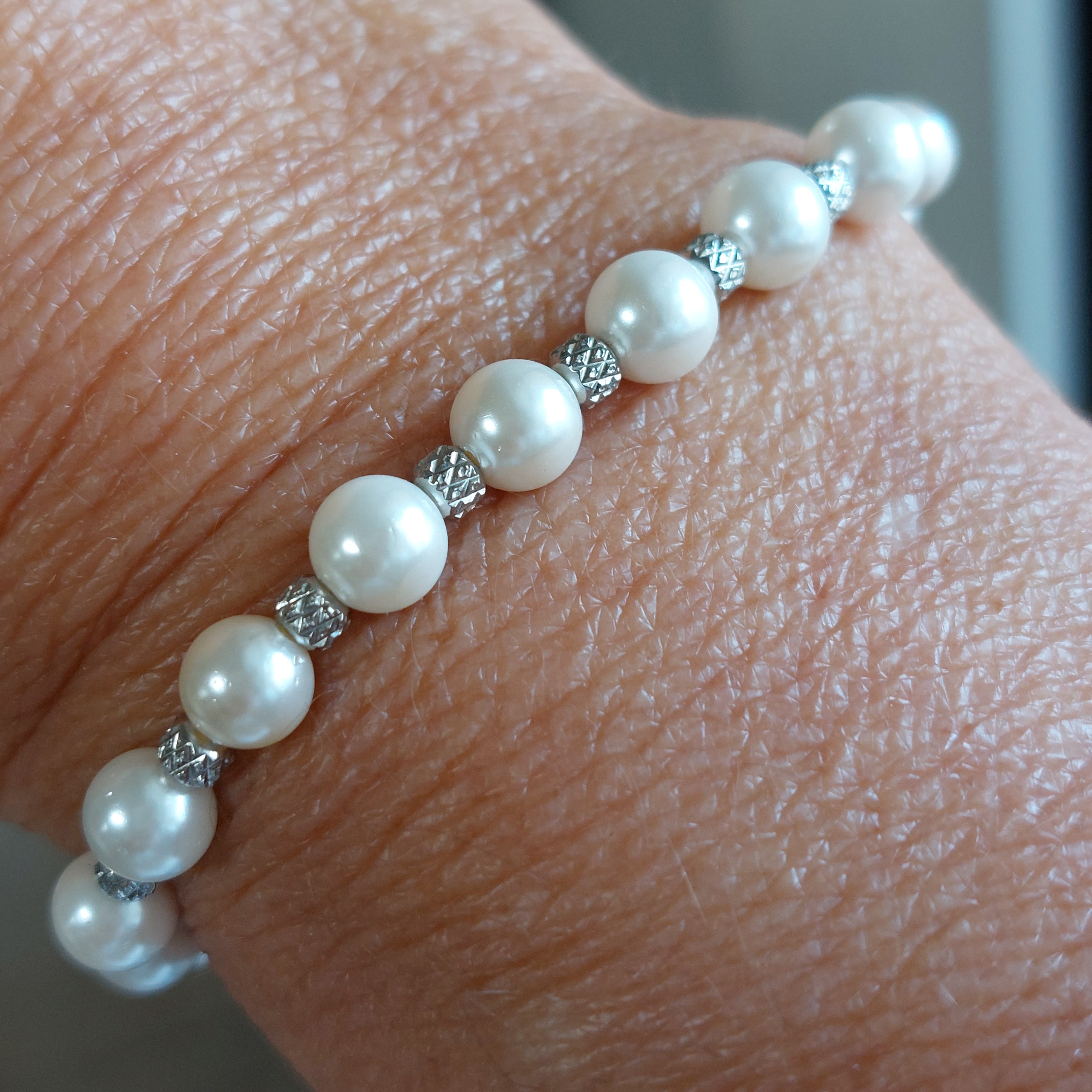 Bracelet Modo – Perles Nacrées Blanches & Boules Acier Élastique