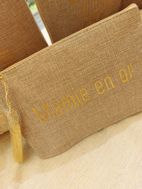 INEVA-POCHETTE A MESSAGE-POCHETTE EN LIN-POCHETTE MESSAGE MAMIE-POCHETTE MESSAGE MAMIE EN OR-POCHETTE A OFFRIR AUX MAMIES-POCHETTE BEIGE FETE DES GRAND MERES-CADEAUX FETES DES MAMIES-POCHETTE LIN MESSAGE OR-POCHETTE  COULEUR NATURELLE MESSAGE MAMIE-POCHETTE MESSAGE  SUR CARRY LE ROUET